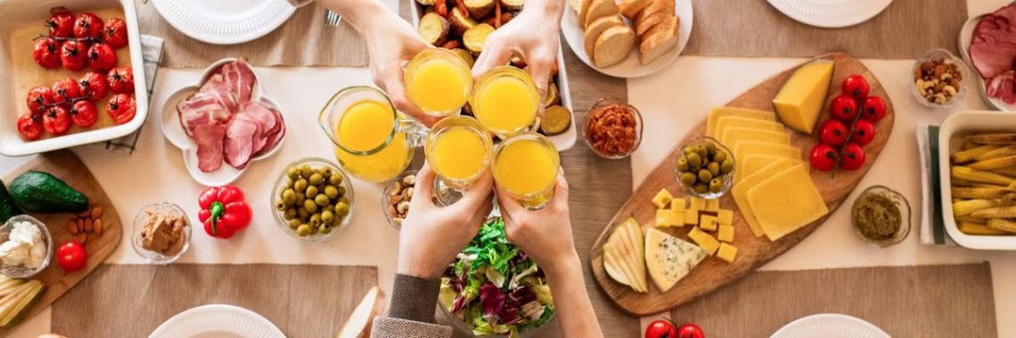 A colorful brunch with a variety of dishes and juice toasts, ideal for gatherings.